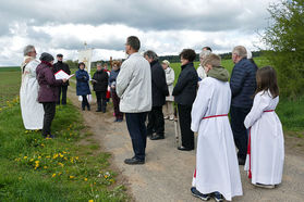 Bittprozession an der Weingartenkapelle (Foto: Karl-Franz Thiede)